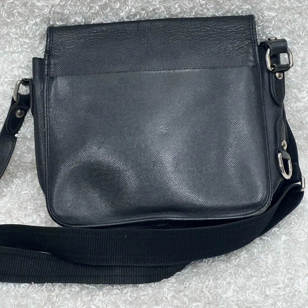 LOUIS VUITTON Grizzli Taiga Leather Andrei Messenger Bag